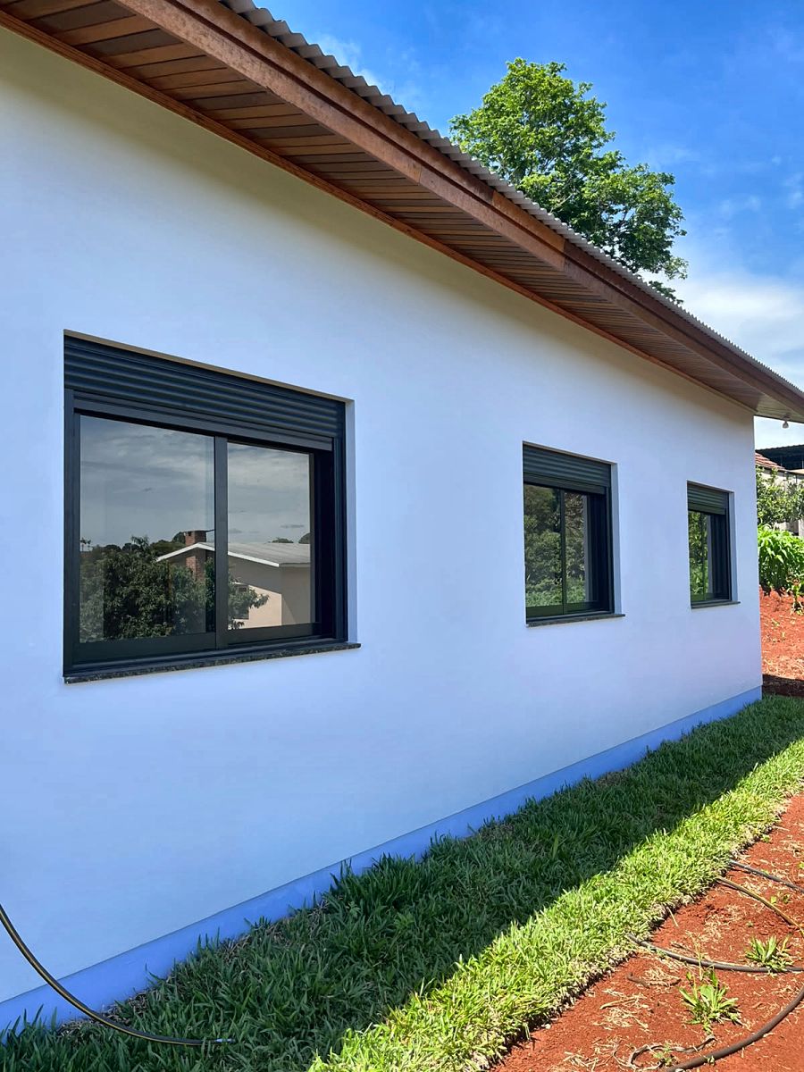 Janelas de correr em alumínio preto com persiana