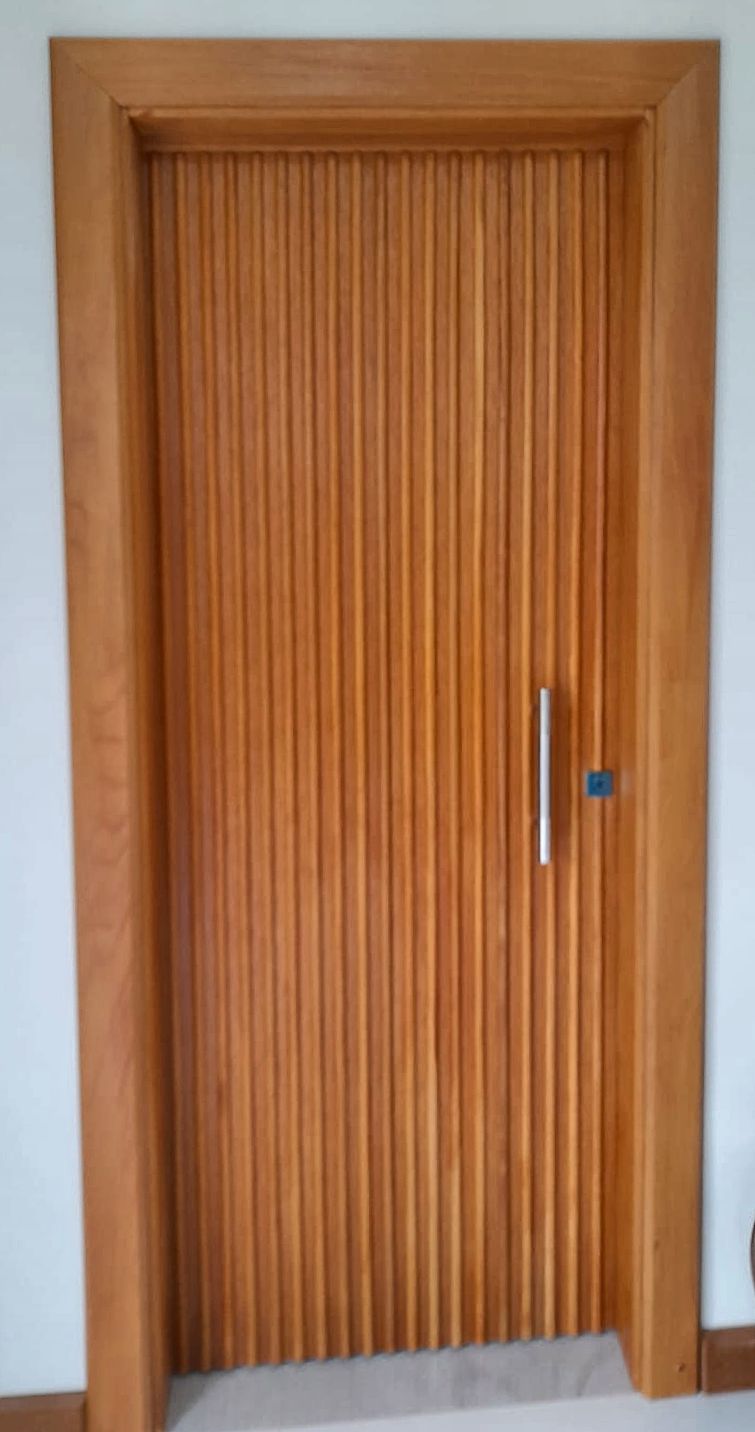 Porta interna de madeira ripada
