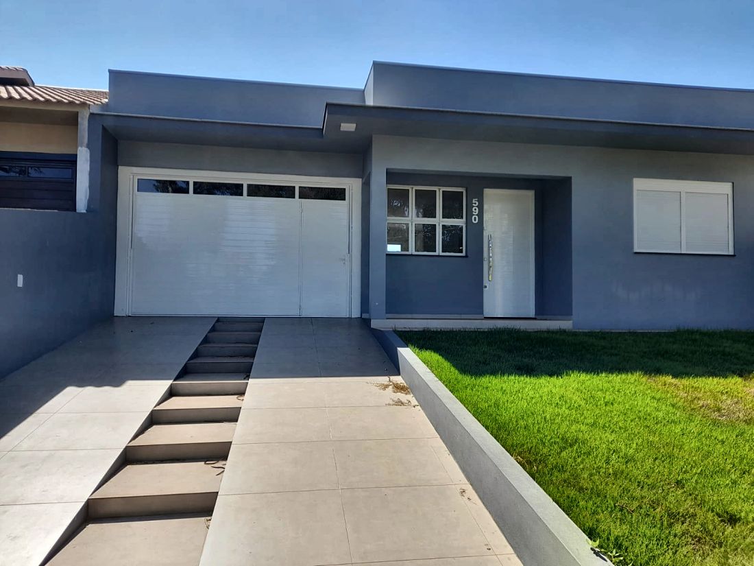 Fachada com portão de garagem, janela e porta em alumínio branco